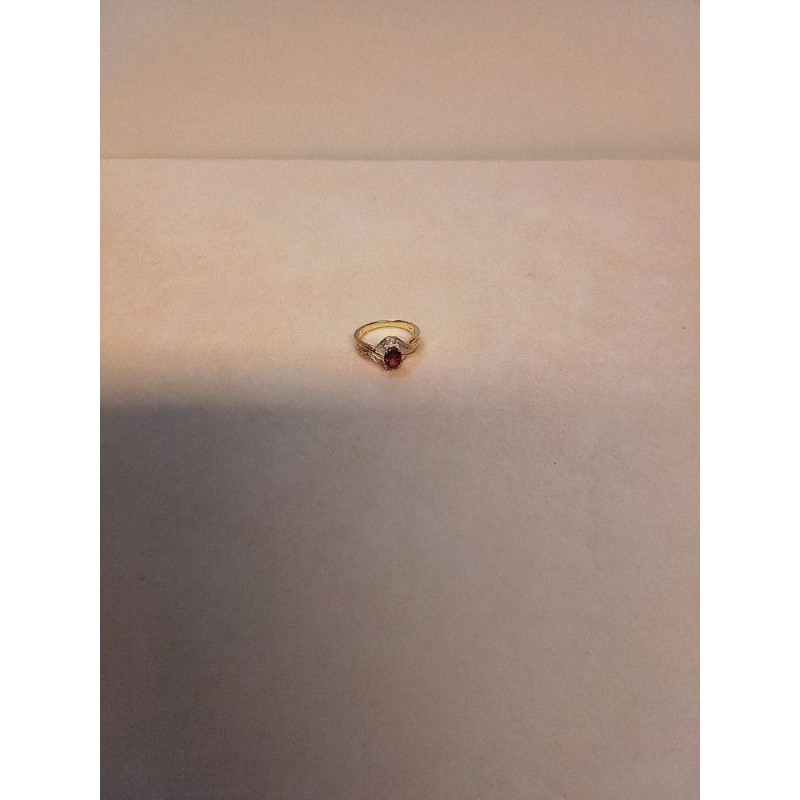 BAGUE DORÉE ET PIERRE ROUGE