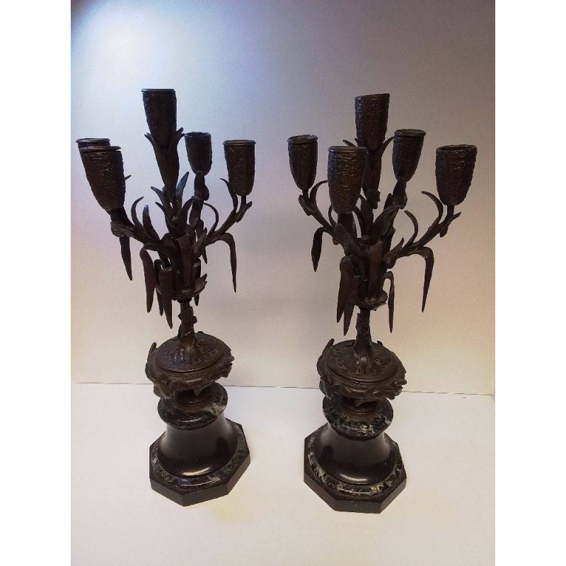 CETTE PAIRE DE CANDÉLABRES EST EN BRONZE ET MARBRE