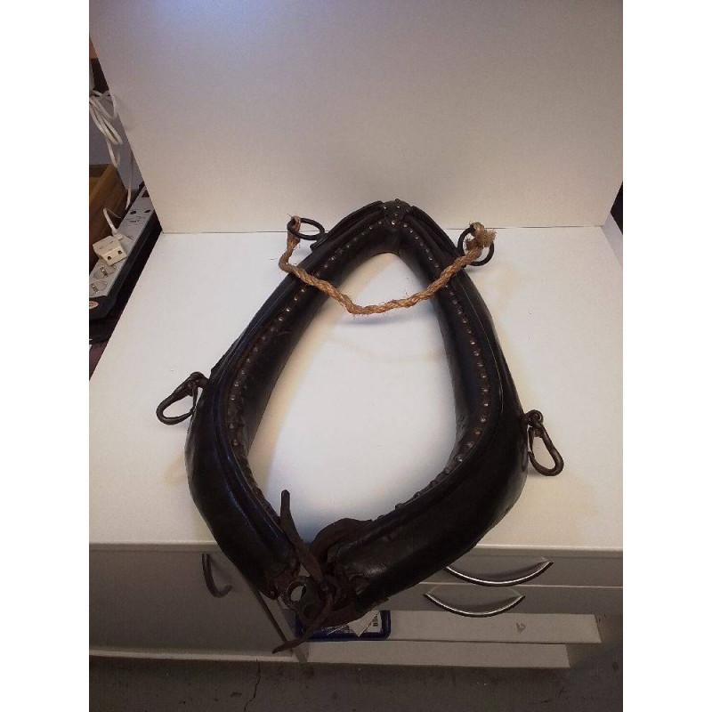 COLLIER POUR CHEVAUX EN CUIR ANCIEN