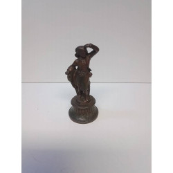 STATUETTE