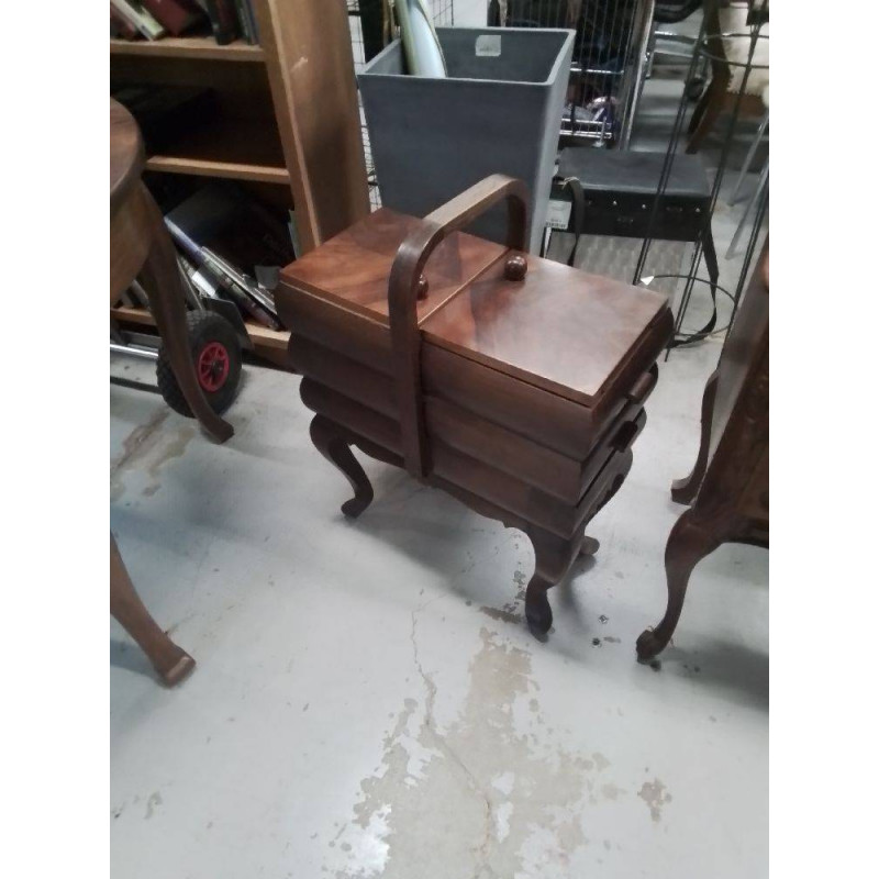 TRAVAILLEUSE EN BOIS 