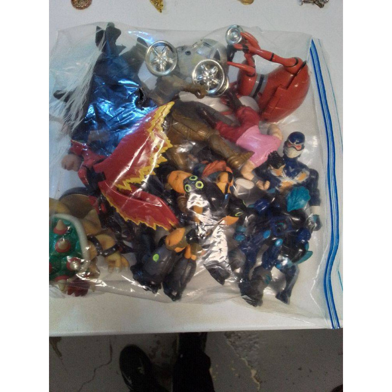 LOT FIGURINES 