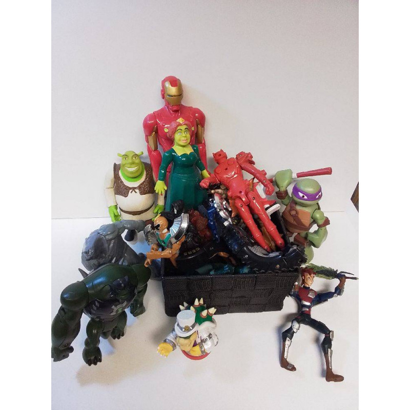 LOT FIGURINES  MM