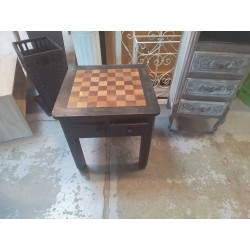 ÉCHIQUIER SUR PIED  ET PIONS 