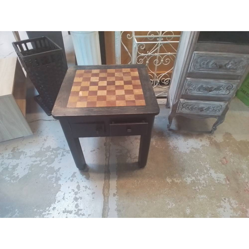 ÉCHIQUIER SUR PIED  ET PIONS 