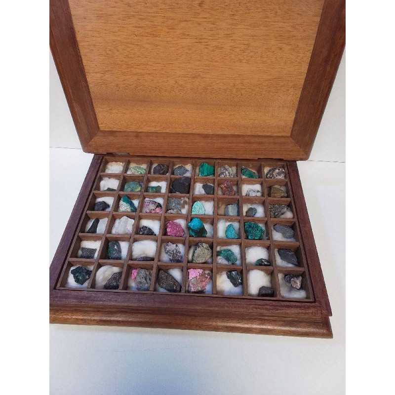 COLLECTION MINERAUX ET BOITE 
