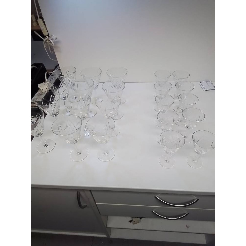 LOT DE VERRE CISELÉ 