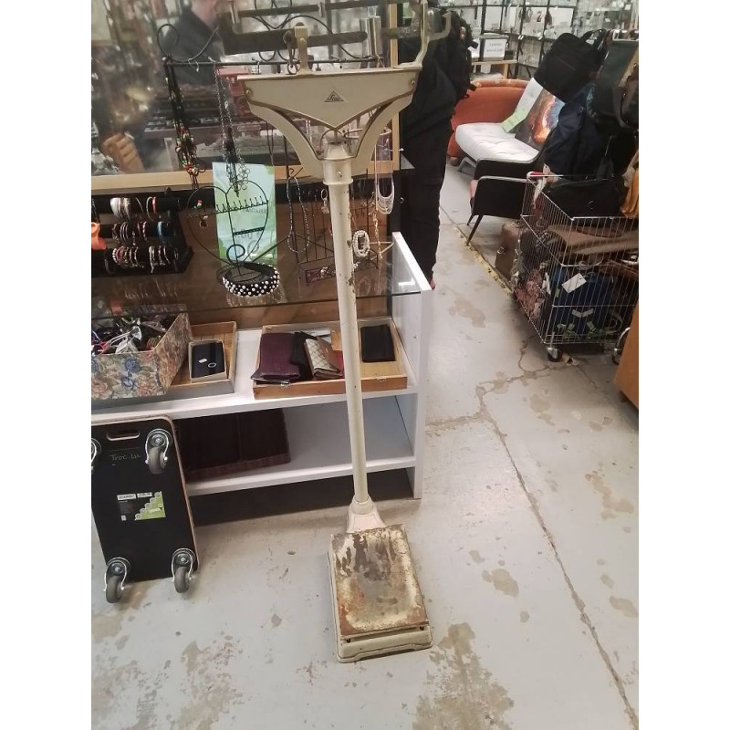 PESE PERSONNE DE MEDECIN ANCIEN