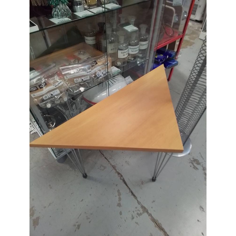 TABLE D’APPOINT TRIANGULAIRE 