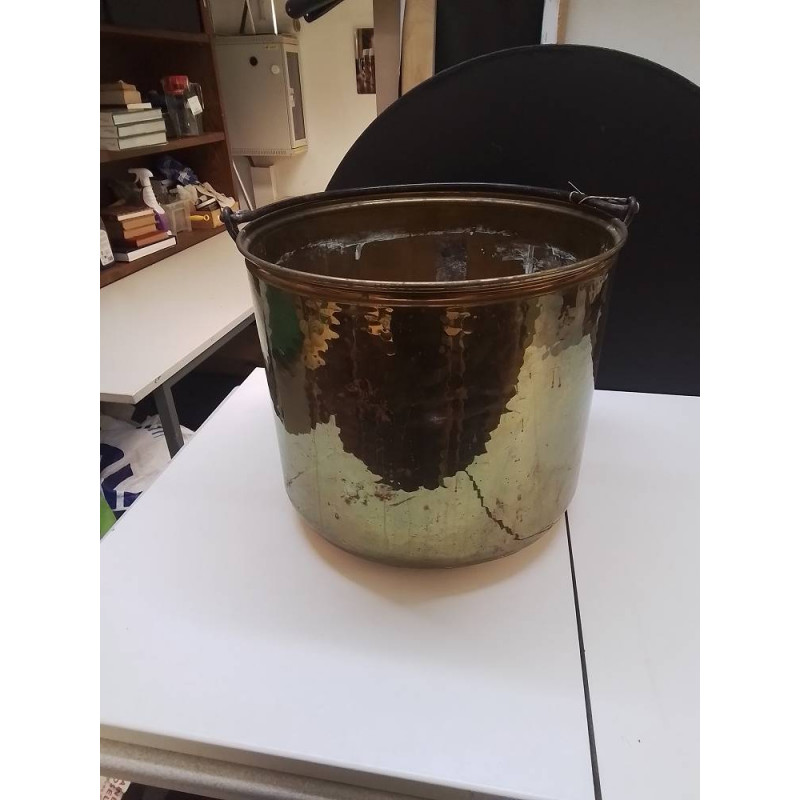 POT EN LAITON MARTELÉ 