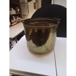 POT EN LAITON MARTELÉ 