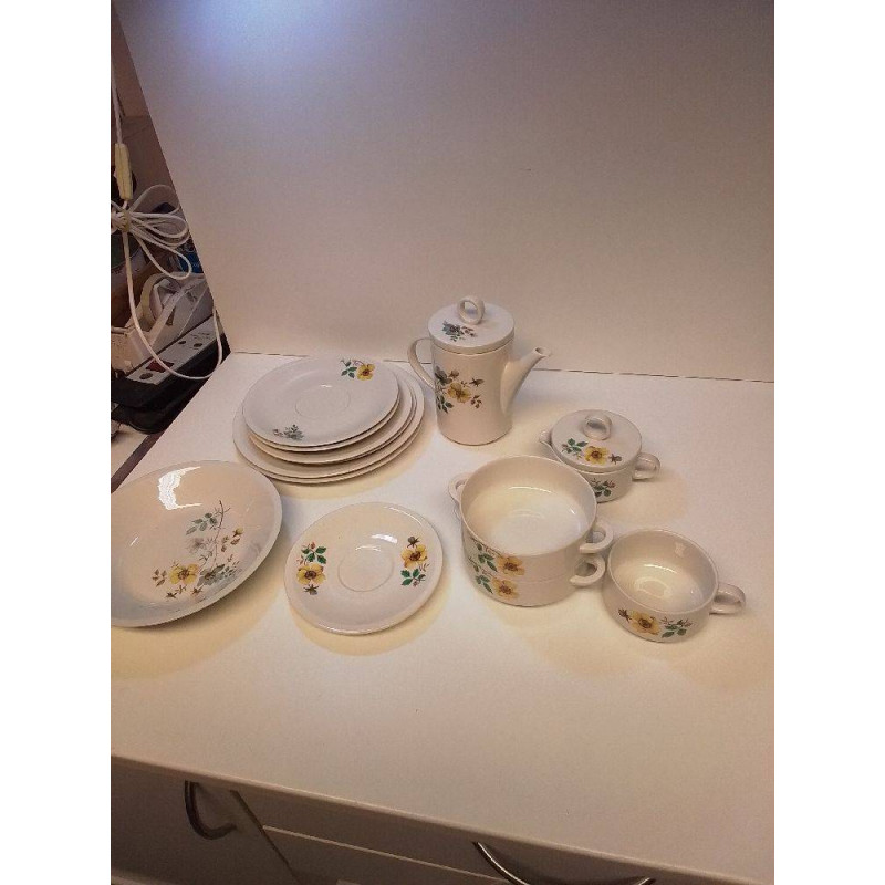 LOT VAISSELLE MOTIF A FLEURS 