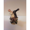 STATUETTE HOMME METTANT SA VESTE 