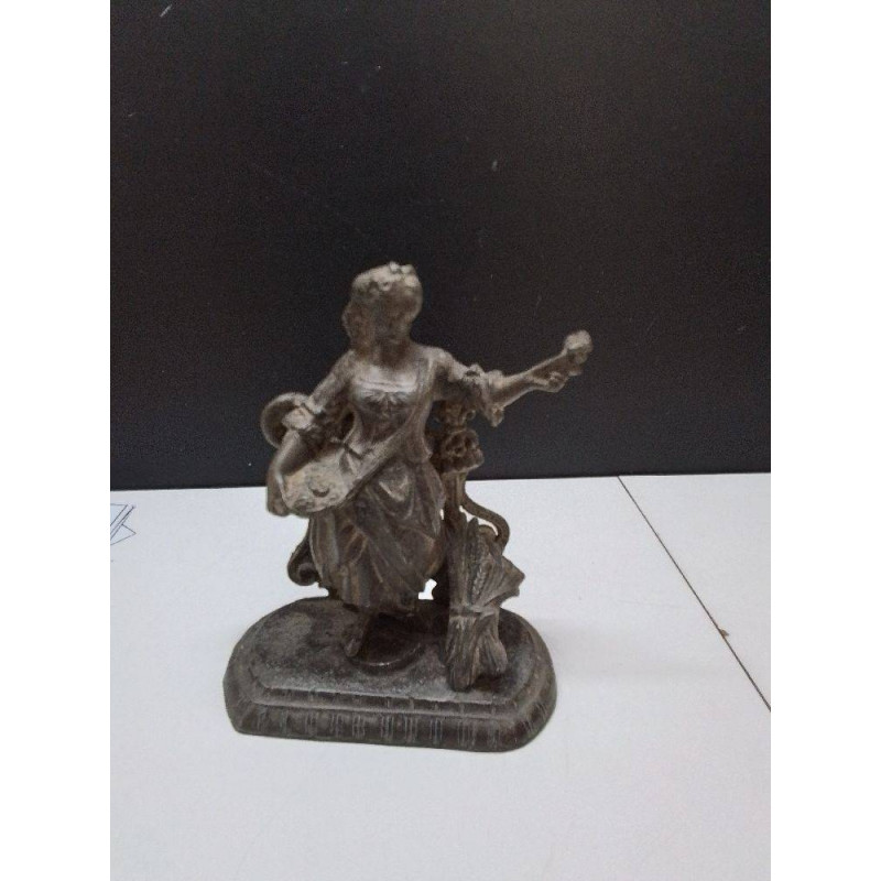 STATUETTE EN REGULE DAME PM
