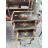 TABLE GIGOGNES MOTIF FLEURS BORD DORE