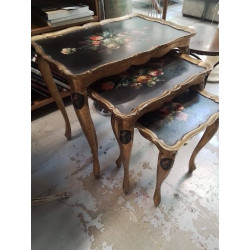 TABLE GIGOGNES MOTIF FLEURS BORD DORE