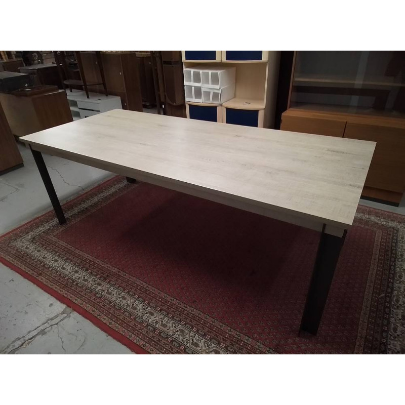 TABLE MODERNE PIÈTEMENT METAL 