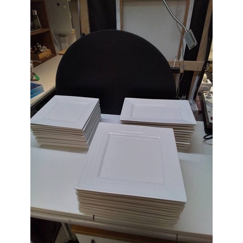 LOT D\'ASSIETTES MODERNE 