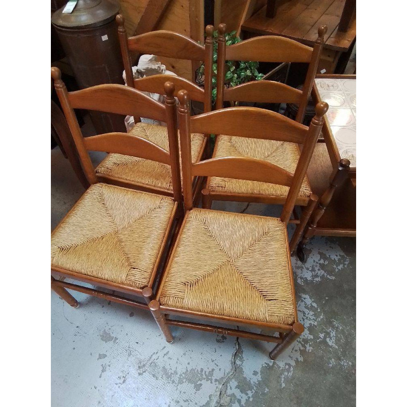 LOT 4 CHAISES EN BOIS ASSISES PAILLÉES 