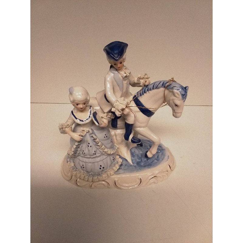 FIGURINE EN PORCELAINE BLEUE ET BLA’CHE 