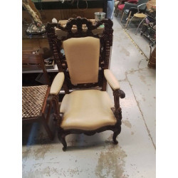 FAUTEUIL STYLE NEO GOTHIQUE 