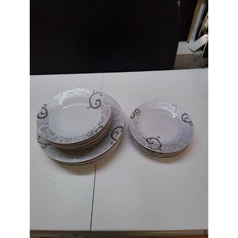 LOT D\'ASSIETTES MODERNE 