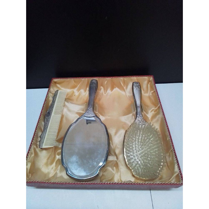 SET DE TOILETTE AVEC POINÇON 