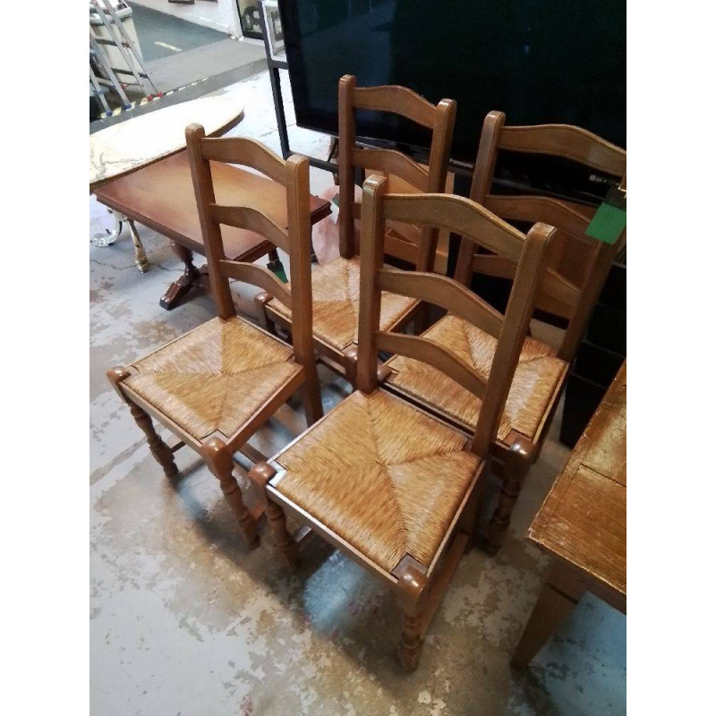 LOT 4 CHAISES EN BOIS ASSISES PAILLÉES 