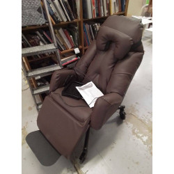 FAUTEUIL A ROULETTES 