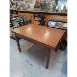 TABLE BRUTALISTE 