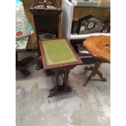 TABLE GIGOGNES STYLE ANGLAIS 