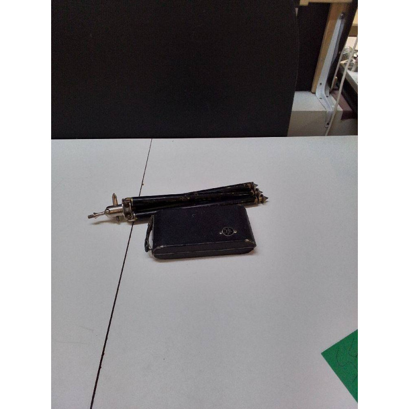 APPAREIL PHOTO VINTAGE AVEC TREPIED