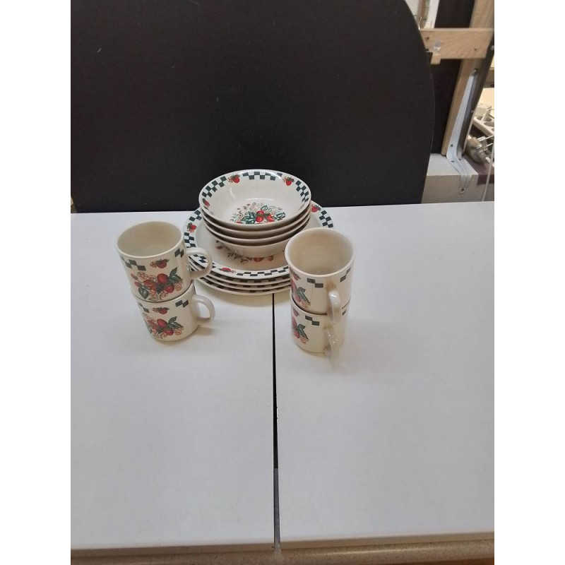 LOT VAISSELLE DECO FRAISE